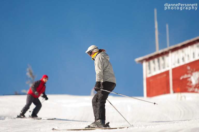 engagement session with skiing