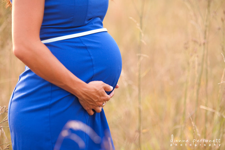 maternity photos in a field